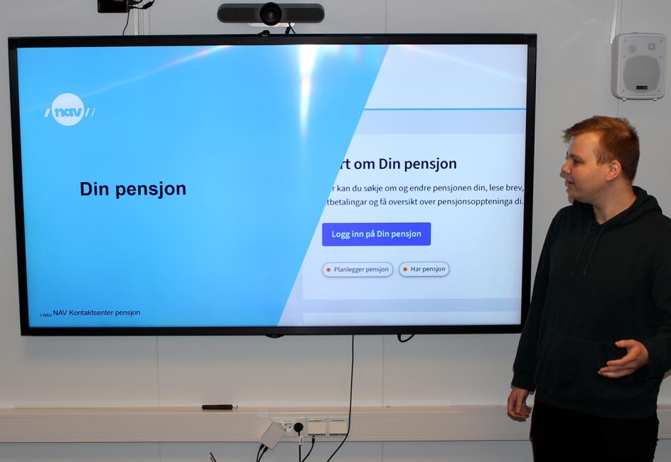 Thomas står ved en stor skjerm og holder foredrag om pensjon