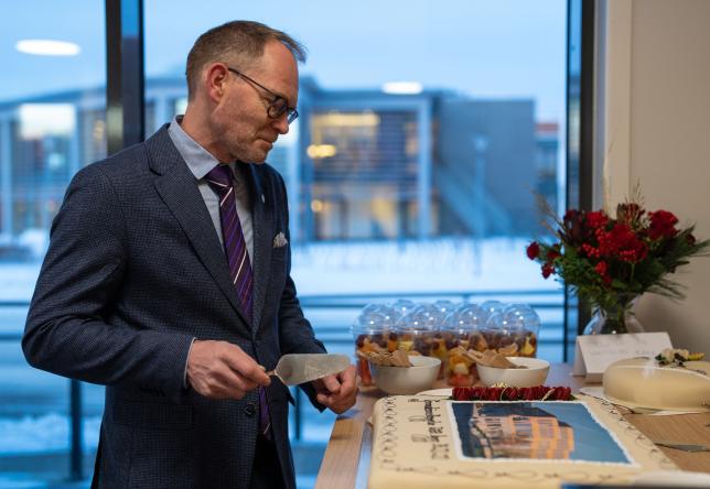 Hoel fikk æren av å åpne kaken som markerer grunnstensnedleggelsen. Foto: Adrian Svendsen Bensvik​