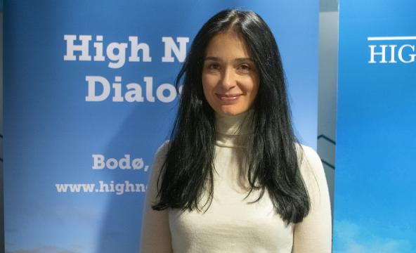 Viktoria Dovgal fra Kyiv i Ukraina foran rollup som reklamerer for High North Dialogue
