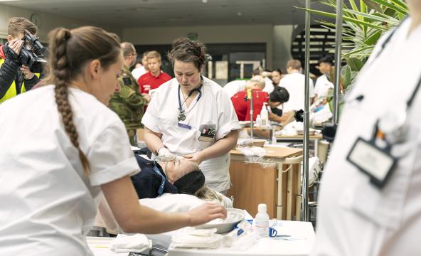 Sykepleiestudenter lager sykehus