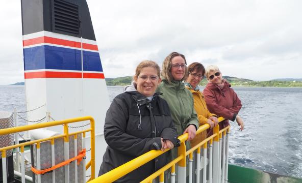 Fire kvinnelige forskere på en ferje midtfjords