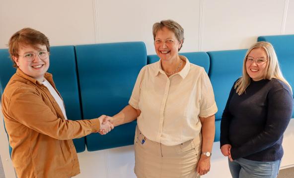 Rektor Hanne Solheim Hansen hilser på den nye studentlederen ved Nord; Simen August Randen. Chanice Sørlie Johansen takker for seg.