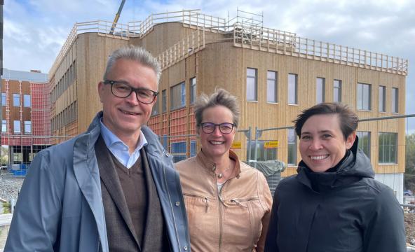 To politikere og rektor foran Blått bygg ved Nord i Bodø