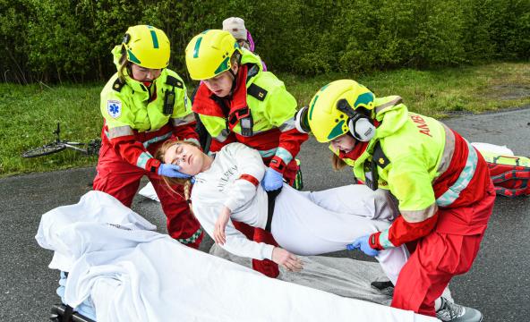 Masseskadeøvelse i Levanger, pasienter reddes ut av området.