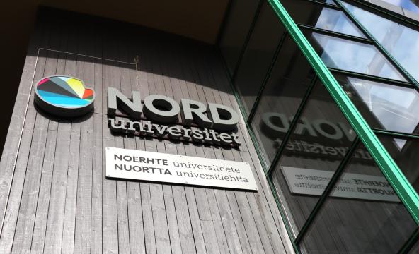 Vegg med Nord universitet-skilt på norsk og samisk