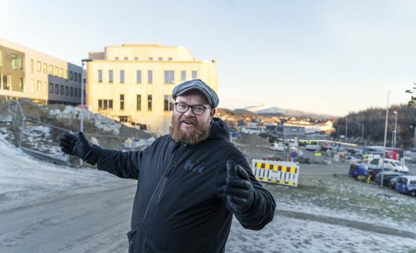 Prorektor Ketil Eiane foran nybygg i Bodø