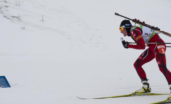 Kvinnelig skiskytter på vei inn mot standplass