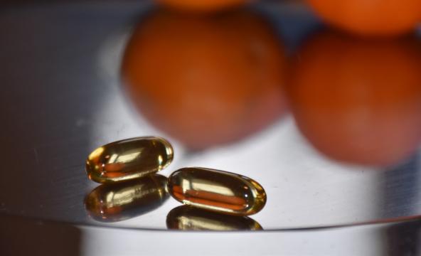 To små omega-piller på et speil. Foto