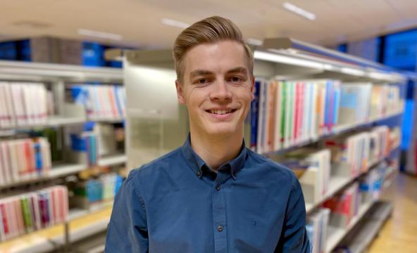 Student Didrik Pedersen i biblioteket