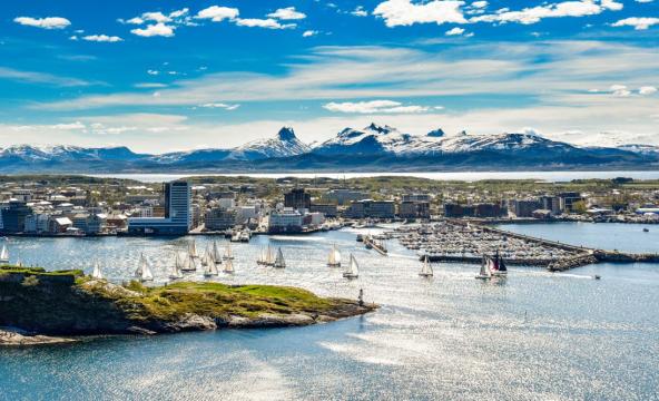 Oversiktsbilde over Bodø by med hav og himmel. Foto.