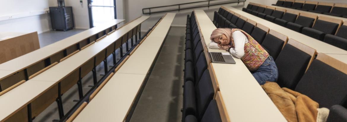 Student cecilie sover i forelesningen