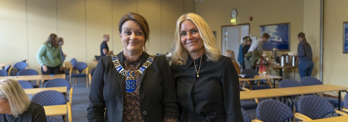 Ordfører Lena Arntzen og Barbro Fjellheim Holm