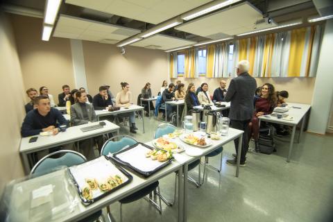 Ukrainian engineers and students listen to Frode Mellemvik in a classroom at Nord University.