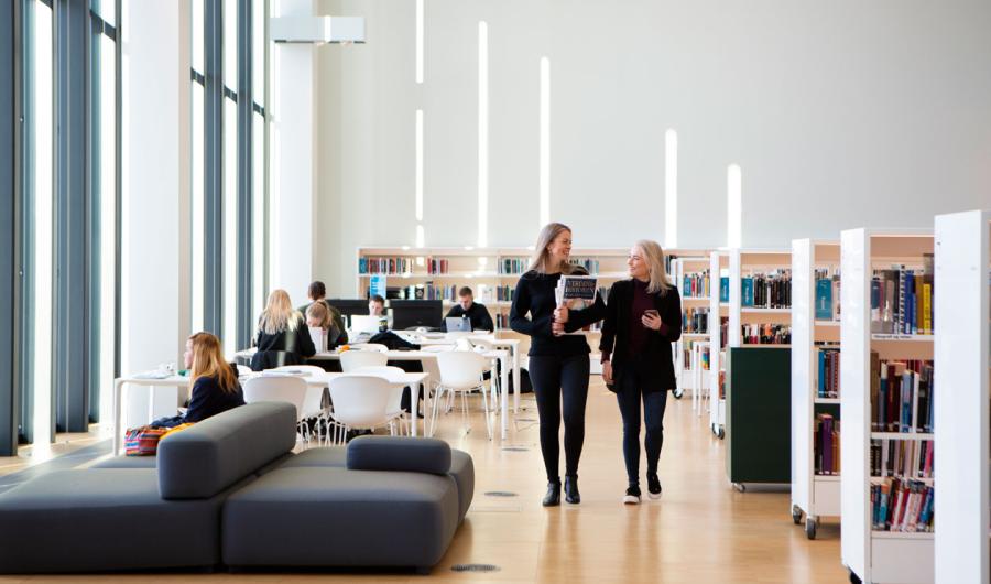 Studenter i biblioteket i Bodø sentrum