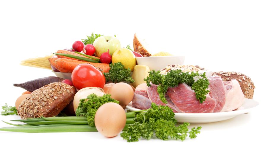 Fat med grønnsaker, brød, kjøtt og egg.