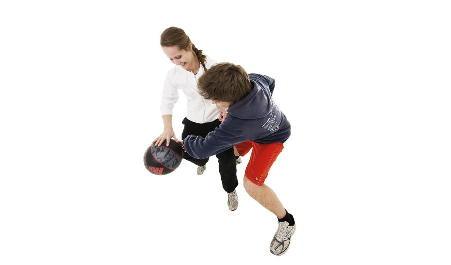 To elever spiller med en ball.