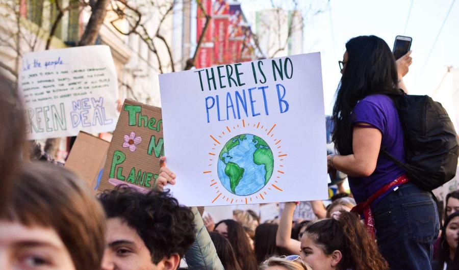 Unge mennesker som demonstrerer for miljøet.