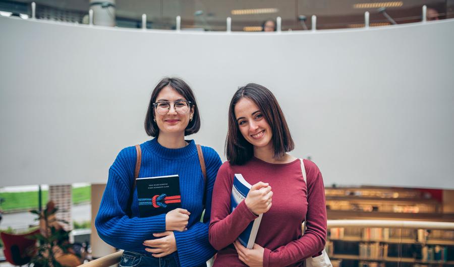 To studenter i biblioteket