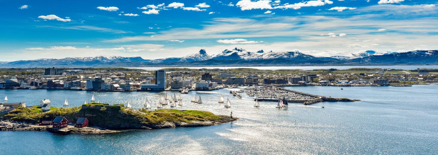Oversiktsbilde over Bodø by med hav og himmel. Foto.