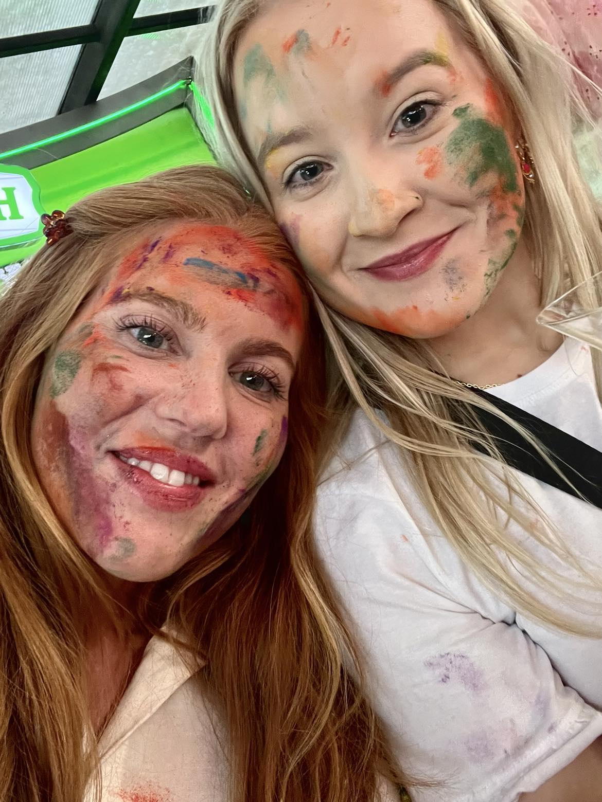 To kvinner med maling i ansiktet